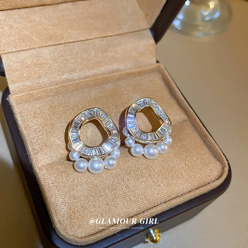 

Женские серьги-подвески с имитацией жемчуга и фианитами