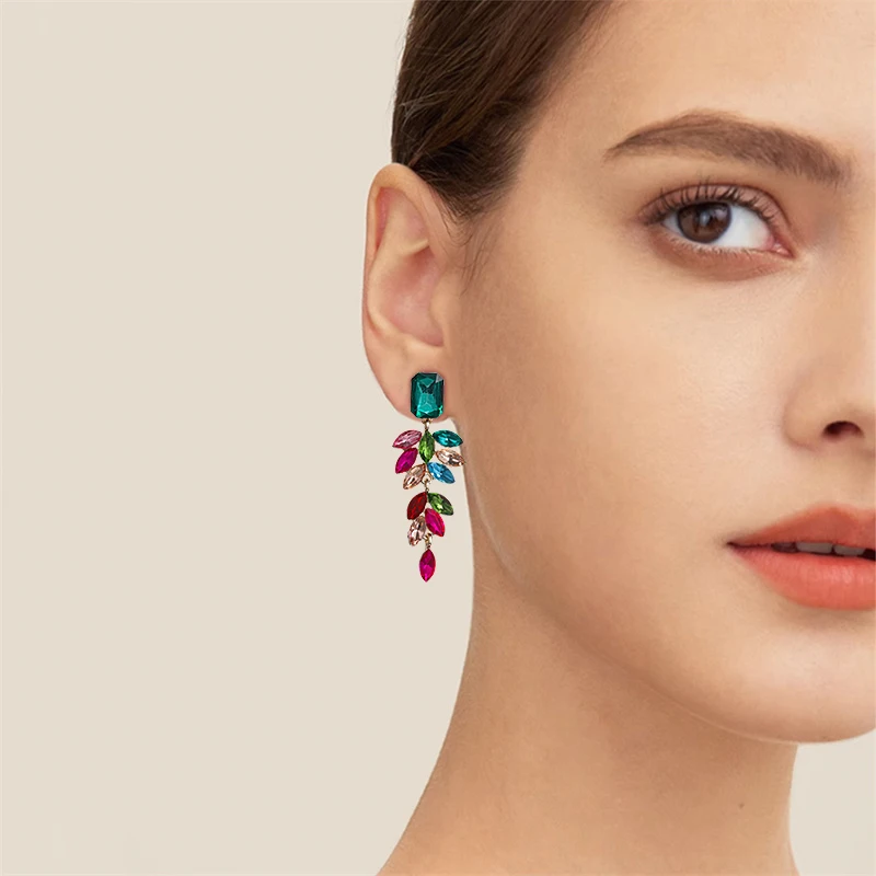 Новые серьги-гвоздики в виде листьев с кисточками и стразами