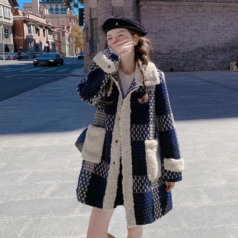 Женское шерстяное пальто в клетку свободное и плотное короткое средней длины из