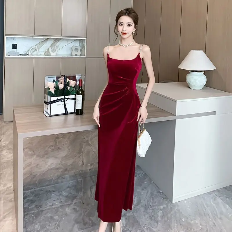 Платье-комбинация с металлической цепочкой облегающее красное вечернее платье