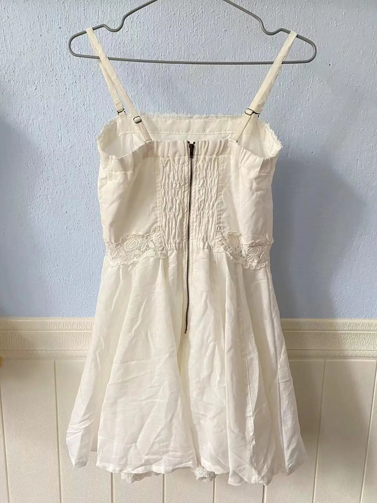 Женское платье на бретельках из хлопка и льна