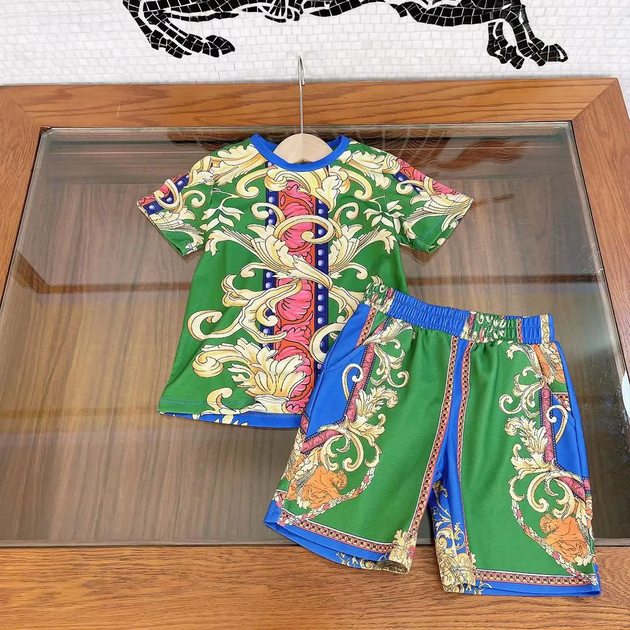 

Luxury brands children's clothing boy suit Western-style printing two-piece pants 2022 summer short-sleeved T-shirt + shorts