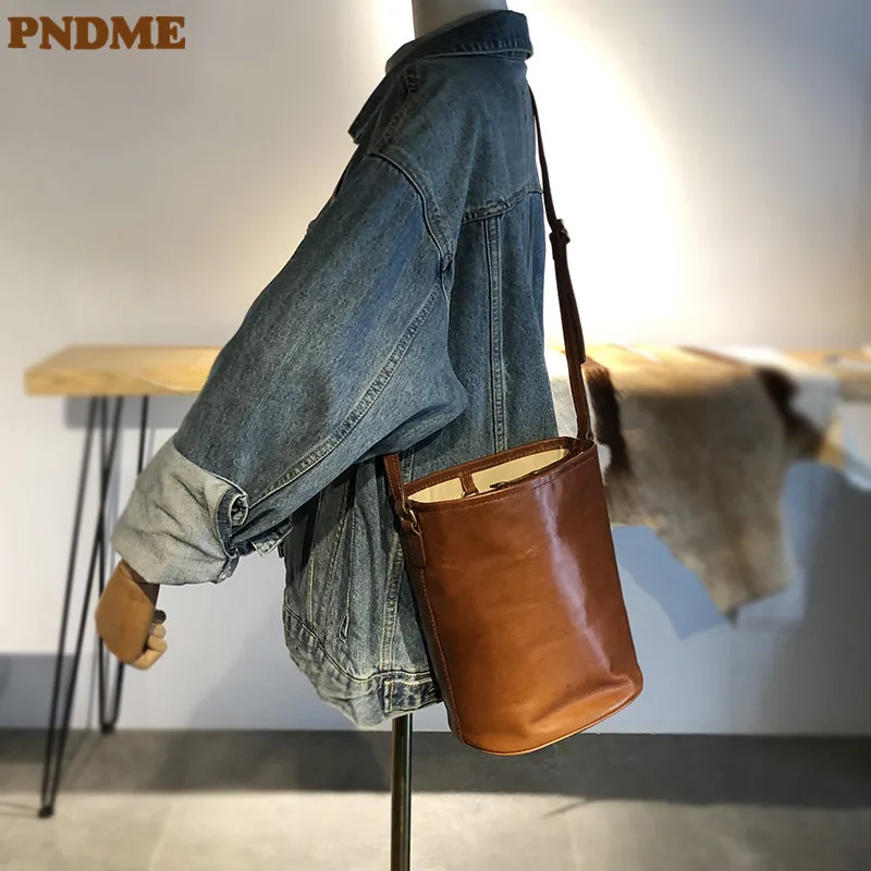 Купи PNDME fashion vintage handmade genuine leather women's small bucket bag designer luxury real cowhide shoulder crossbody bag за 4,349 рублей в магазине AliExpress