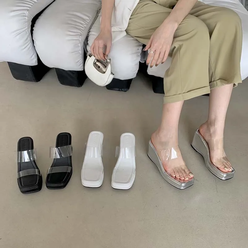 

Женские туфли на низкой танкетке, дамские шлепанцы на прозрачном каблуке, роскошные Сланцы на платформе, дизайнерские базовые модные римск...