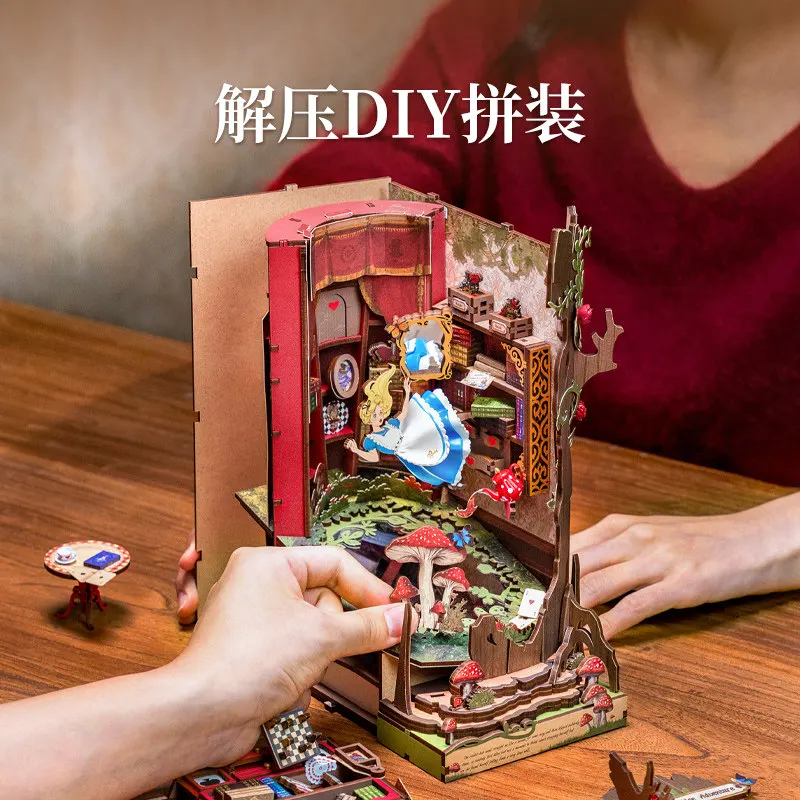 Фото Конструктор-мозаика Ruolai Alice Falling Wonderland: Сборная подставка для книг ручной работы, модель для самостоятельной сборки, подарок №4
