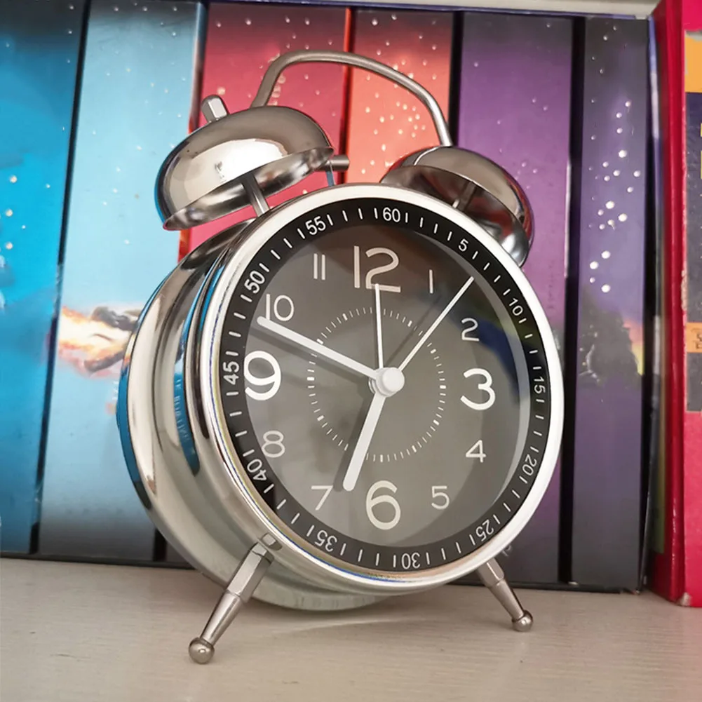 Разработанный для тяжелых снастей. Металлический будильник. Настольный стол.