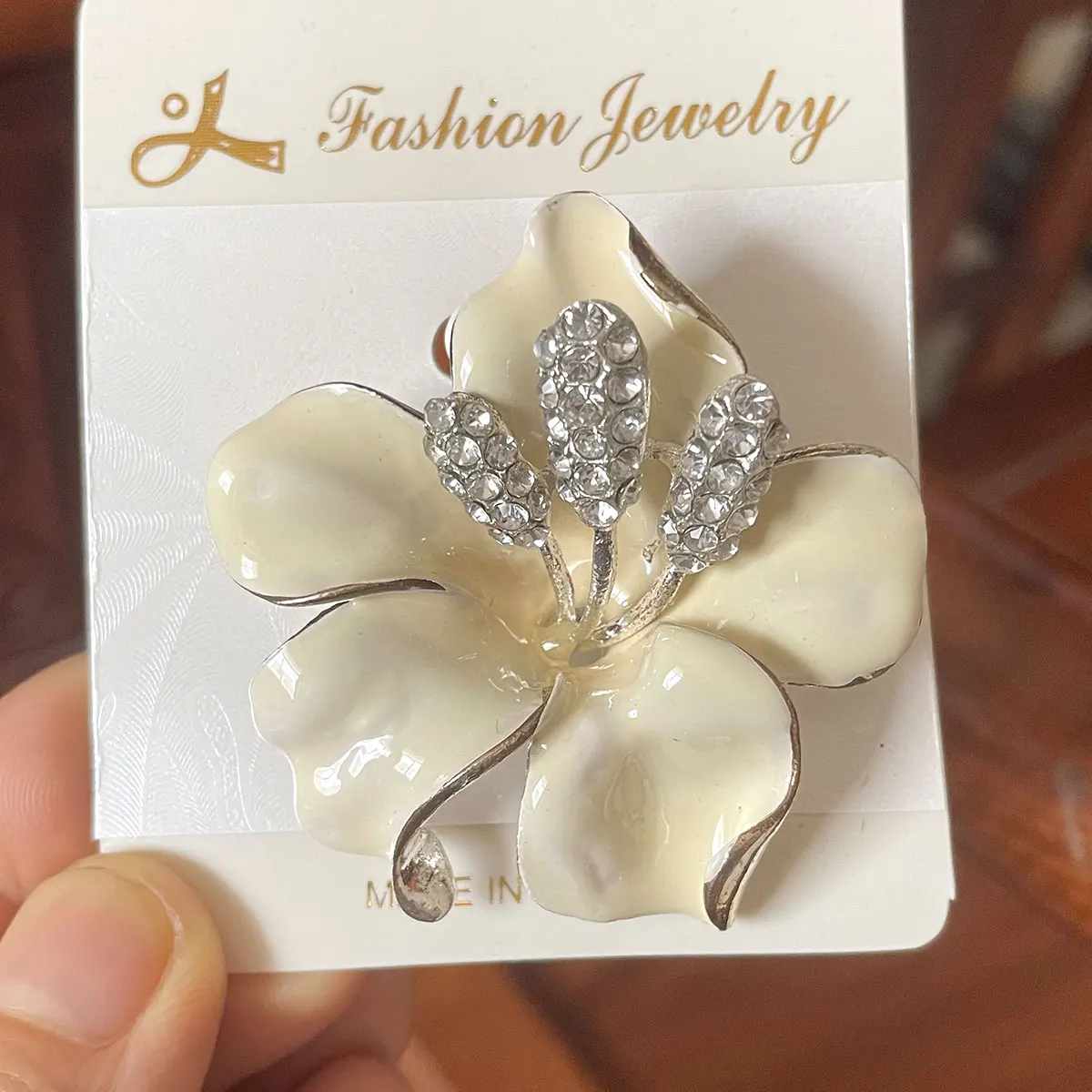 Женская брошь со стразами