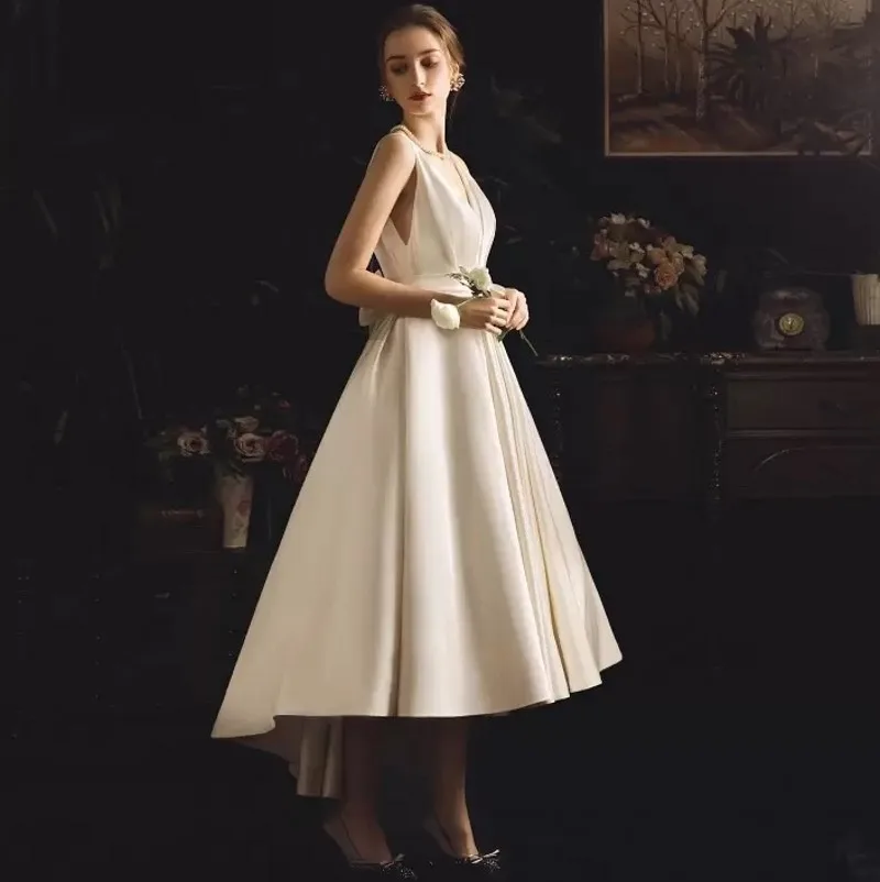 Женское Короткое свадебное платье элегантное атласное А-силуэта с V-образным