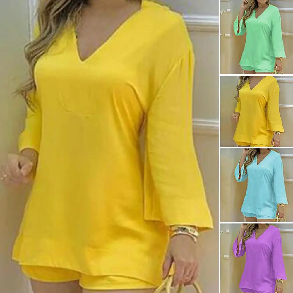 

Комплект из двух предметов для женщин, однотонный топ с рукавами-колокольчиками и V-образным вырезом и шорты, летний костюм, стильные украше...