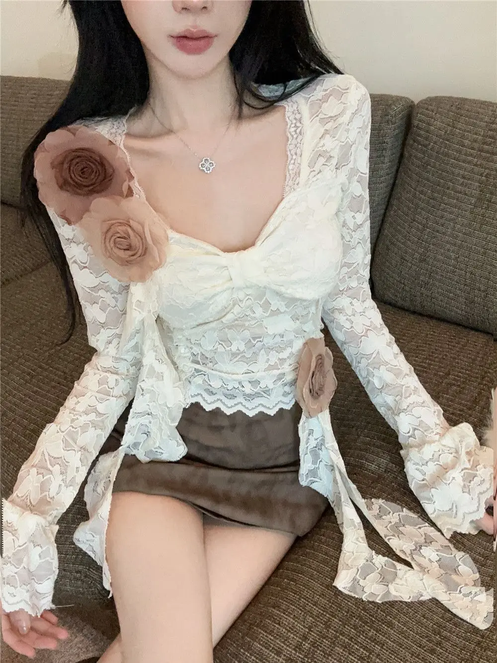 Тонкая нишевая рубашка с кружевными рюшами и полым дизайном