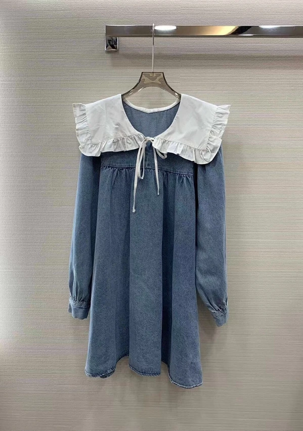 

Женское джинсовое платье с длинным рукавом и широким вырезом