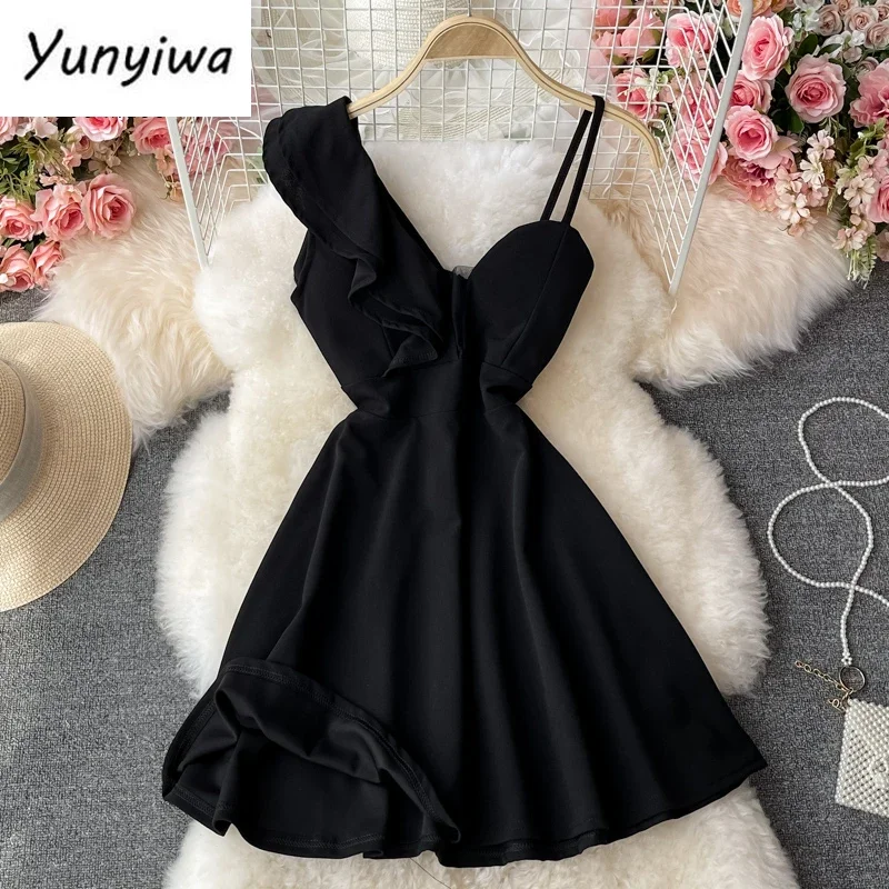 Женское мини-платье с открытой спиной