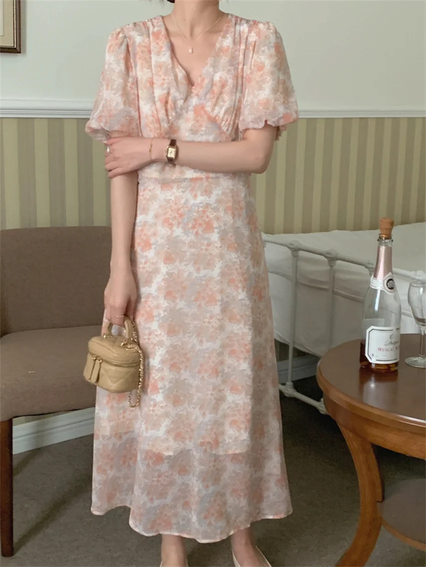 

Женское облегающее платье с V-образным вырезом и принтом