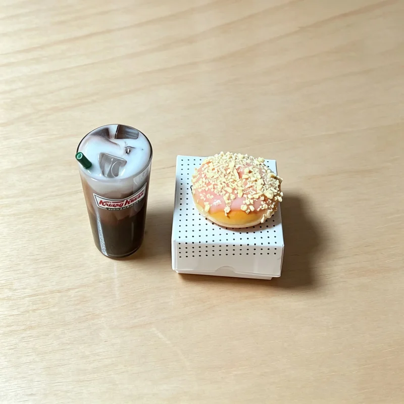 Фото Коллекционные миниатюры Zuru Mini Brands: создавай свои собственные мини-сюрпризы — пончики Krispy Kreme, кофейные напитки, еда. Эмблематические мини-фигурки для коллекционеров. №3