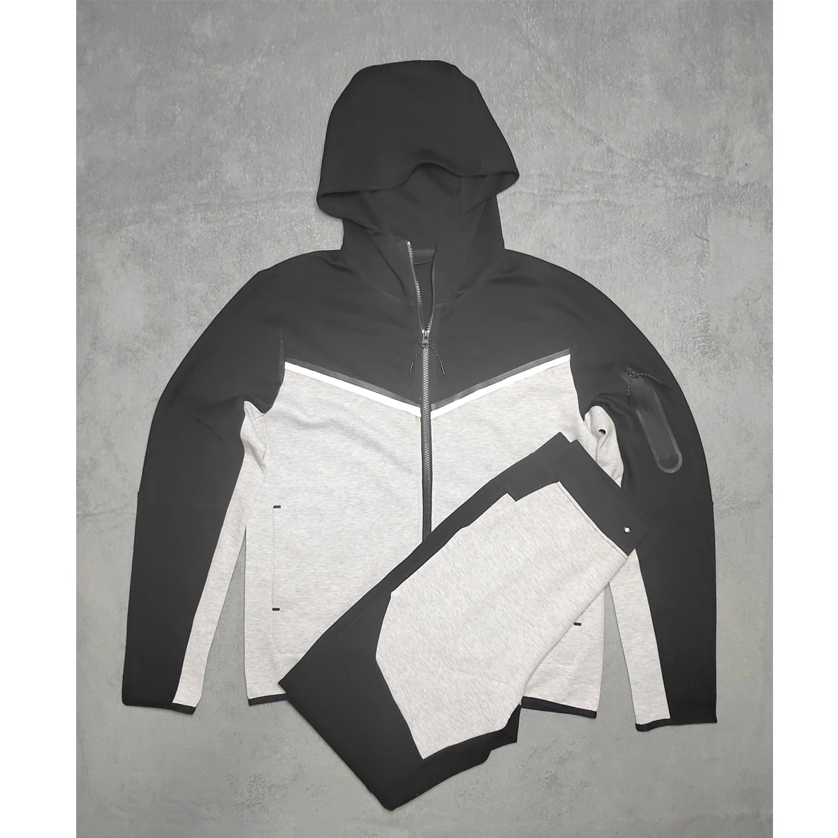 Мужской спортивный костюм из куртки с капюшоном и флисовых брюк |