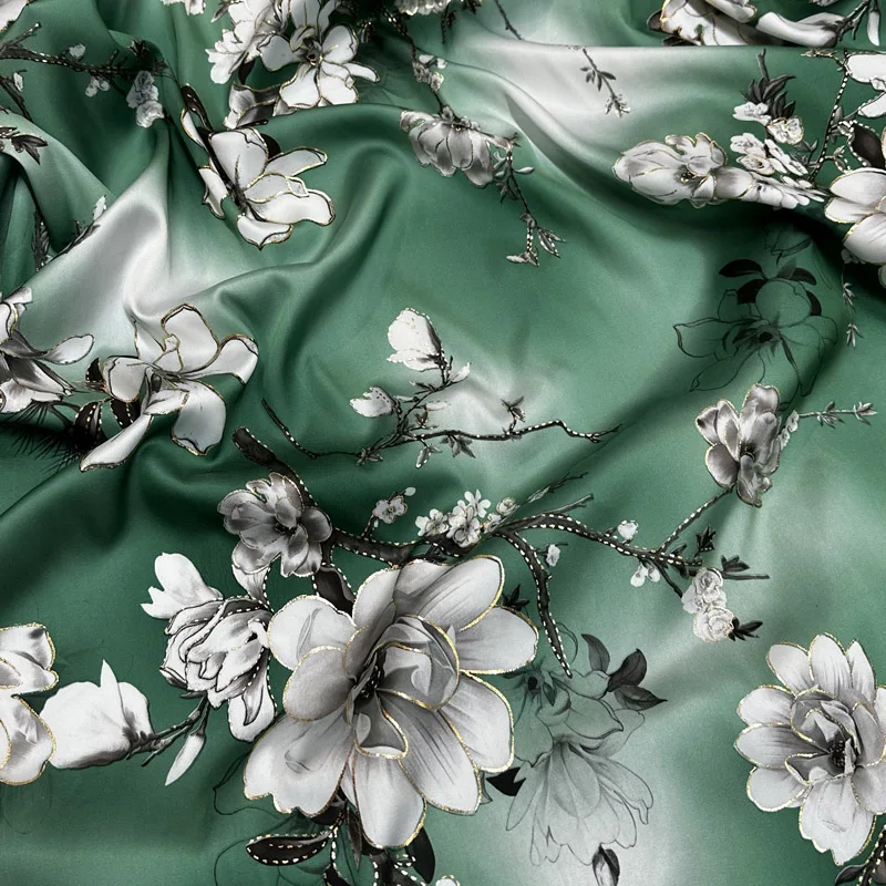 Зеленая шелковистая атласная ткань с цветочным принтом Цветочная отделка из