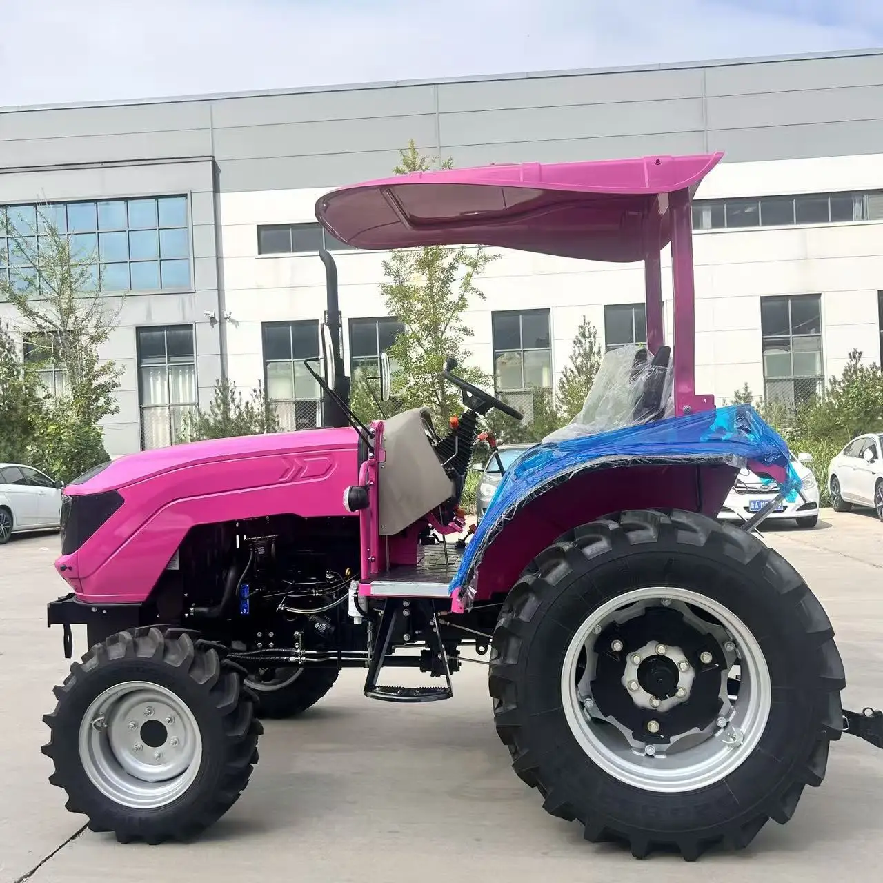Фото Продается: мини-трактор CE COC 4X4 мощностью 25-150 л.с. с бульдозерным и погрузочным отвалами; допущен к эксплуатации на дорогах общего пользования. №4