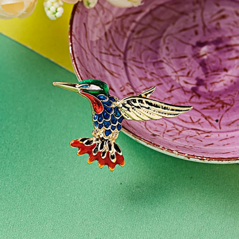 

Cute Personalized Hummingbird Drip Oil Animal Brooch Jewelry Luxury Enamel Birdie Female Clothing Corsage Pin BC18Y0013