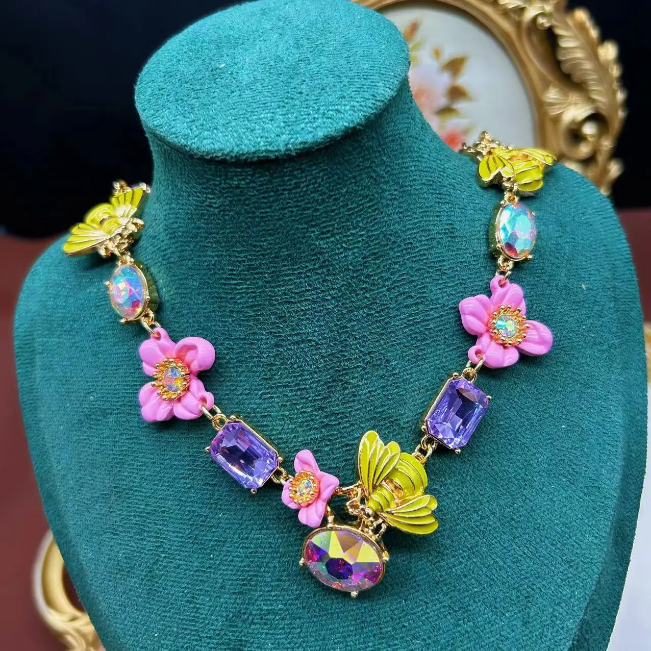 

vintage Colorful flower necklace Purple Gem Bee is sweet and lovely
