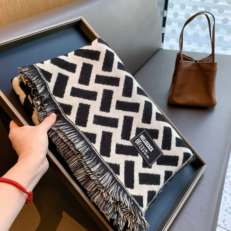 Зимний женский теплый шарф