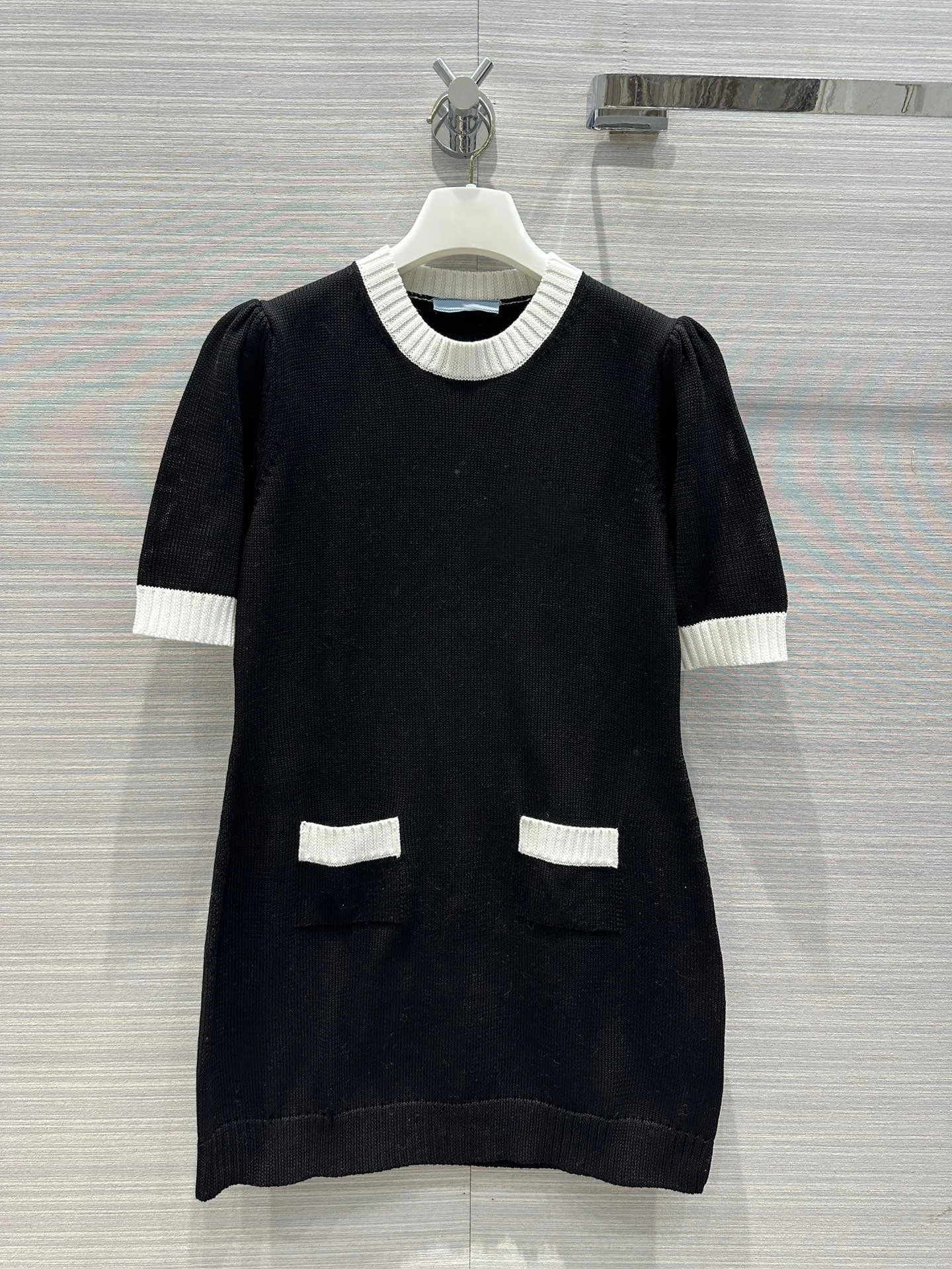 

23 early spring new products senior black and white color knitted dress classic version type does not pick people