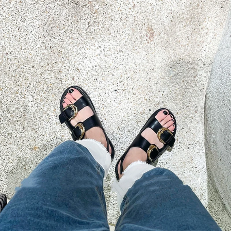 

Сандалии женские на плоской подошве, босоножки с ремешком «одно слово» и металлической пряжкой, модные тапочки в римском стиле, лето 2022