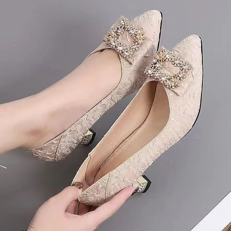 Женские туфли-лодочки с острым носком на высоком тонком каблуке