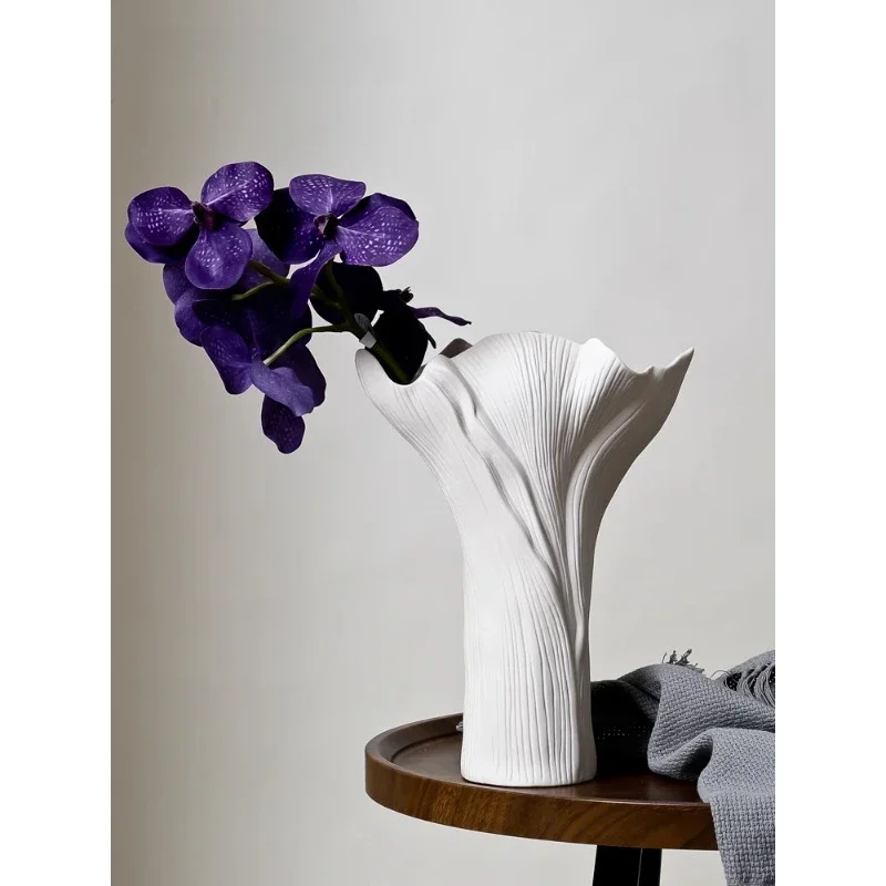 Простая художественная керамическая ваза специальной формы орнамент большой