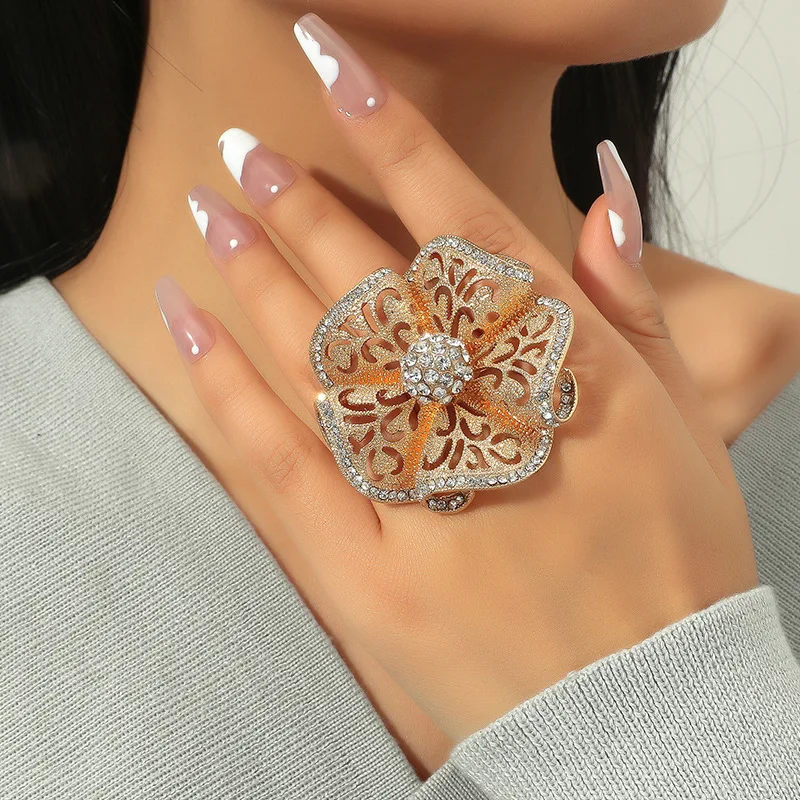 

Cross - Border Fashion New Exaggerated Opening Three-dimensional Noble Temperament Retro Hollow Inlaid Diamond Flower Big Ring