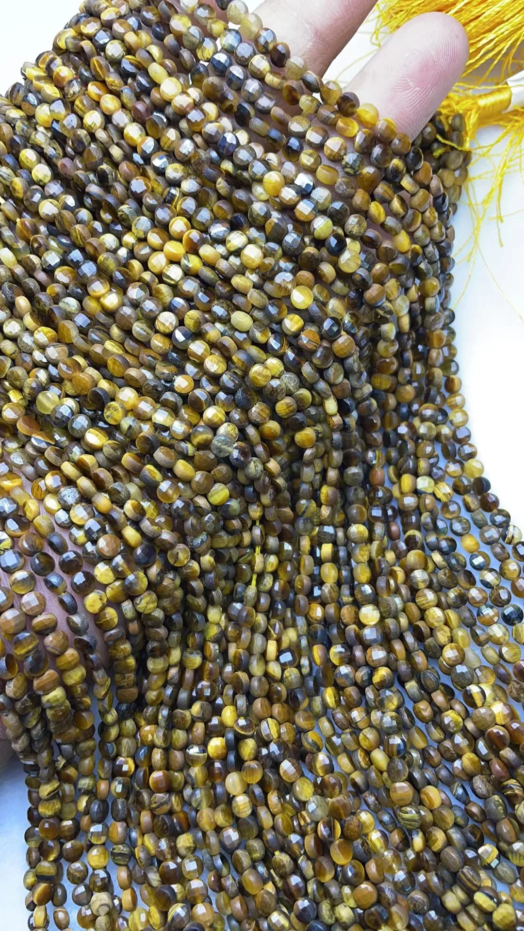 Натуральный тигровый глаз 4 мм сплюснутый вырез. Длина: 39 см.