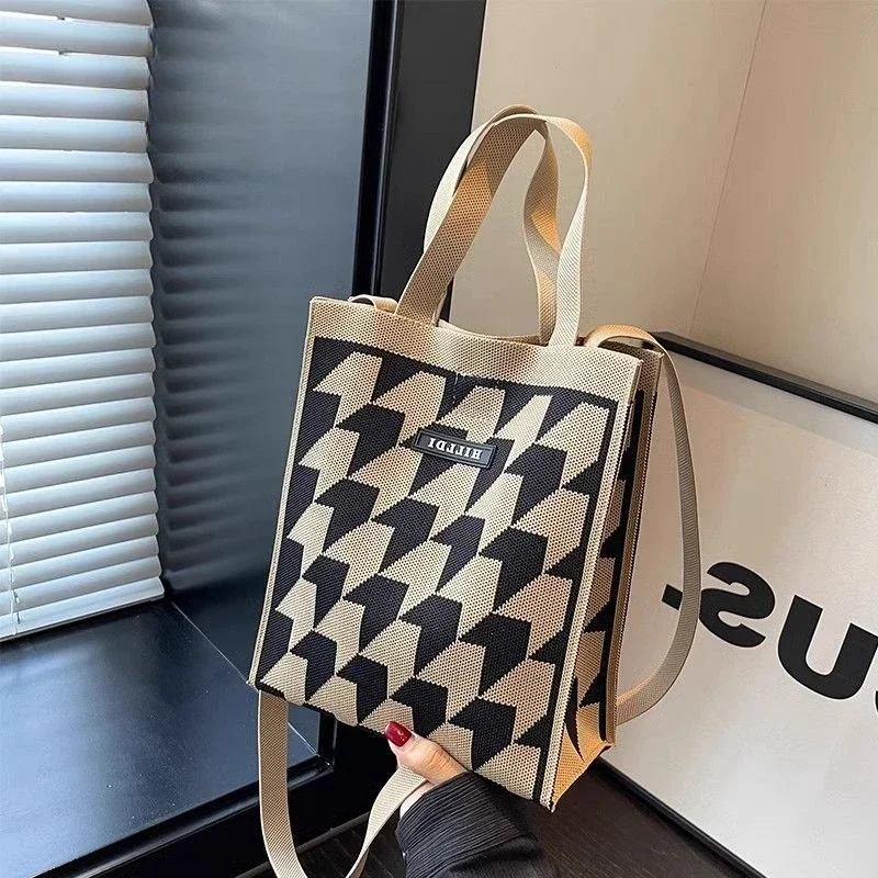 Маленькая квадратная тканая сумка в клетку с контрастной ручкой сверху модная