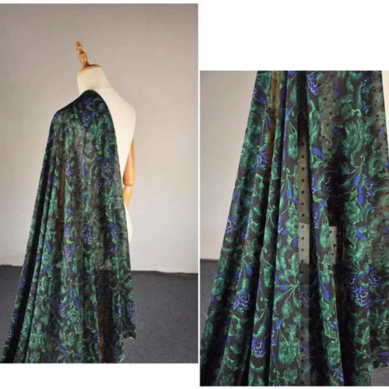 Китайская прозрачная ткань с черным низом и изумрудно-зеленым цветочным принтом