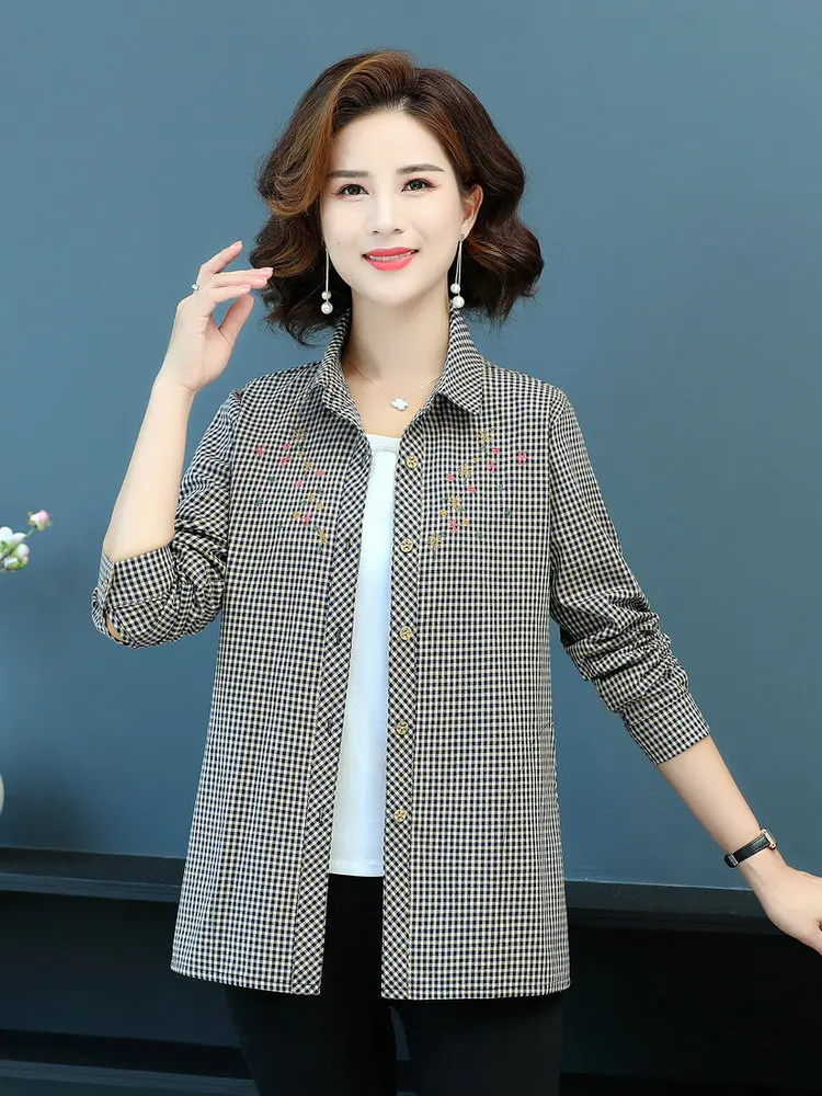 Рубашка женская хлопковая в клетку с цветочной вышивкой и отложным воротником |