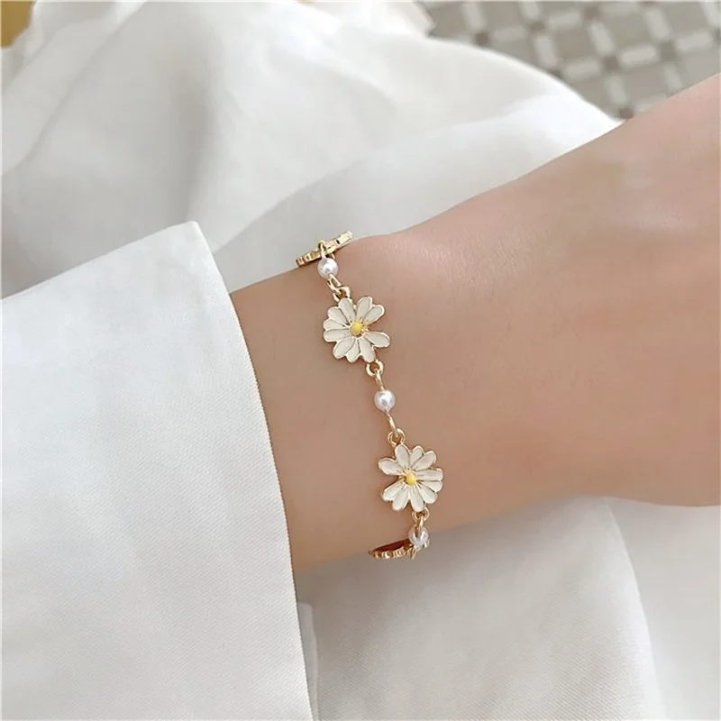 

Fashion Sweet Daisy Flower Bracelets Personality Minimalist Flowers Pearl Bracelet Women Party Banquet Statement Jewelry Gift