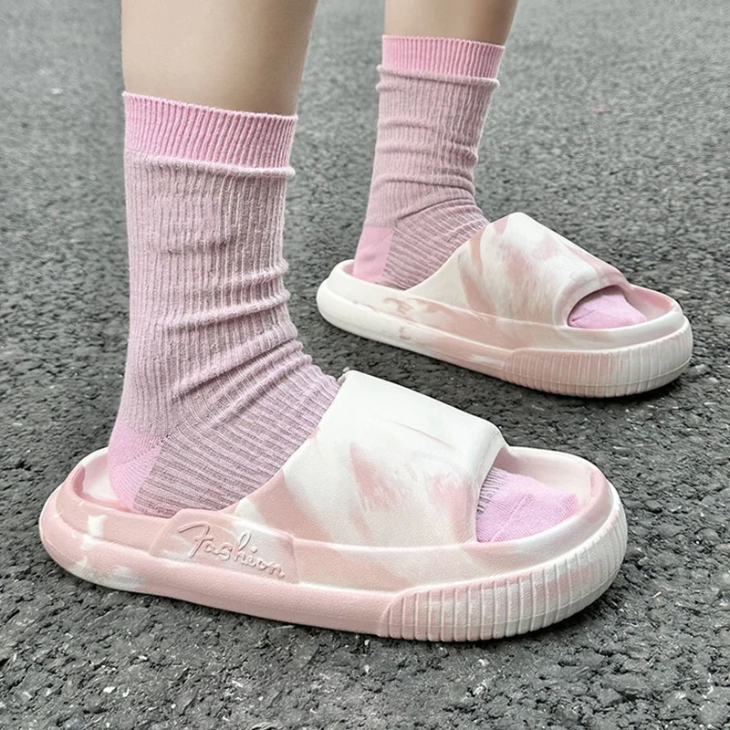 Тапочки женские на толстой подошве уличные шлепанцы платформе разные цвета