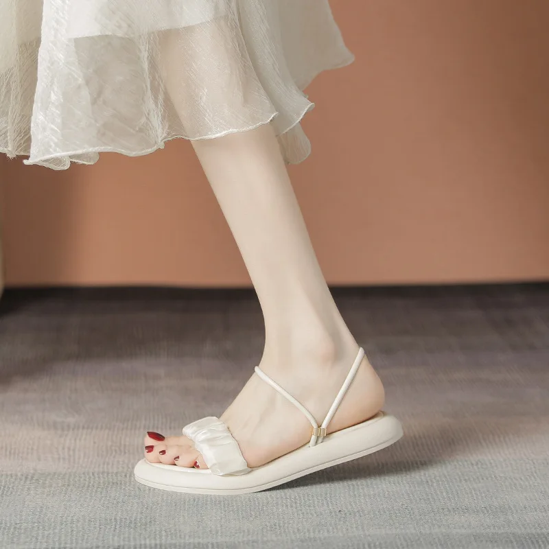 Тапки женские на низкой платформе сланцы пляжная обувь с заклепками роскошные