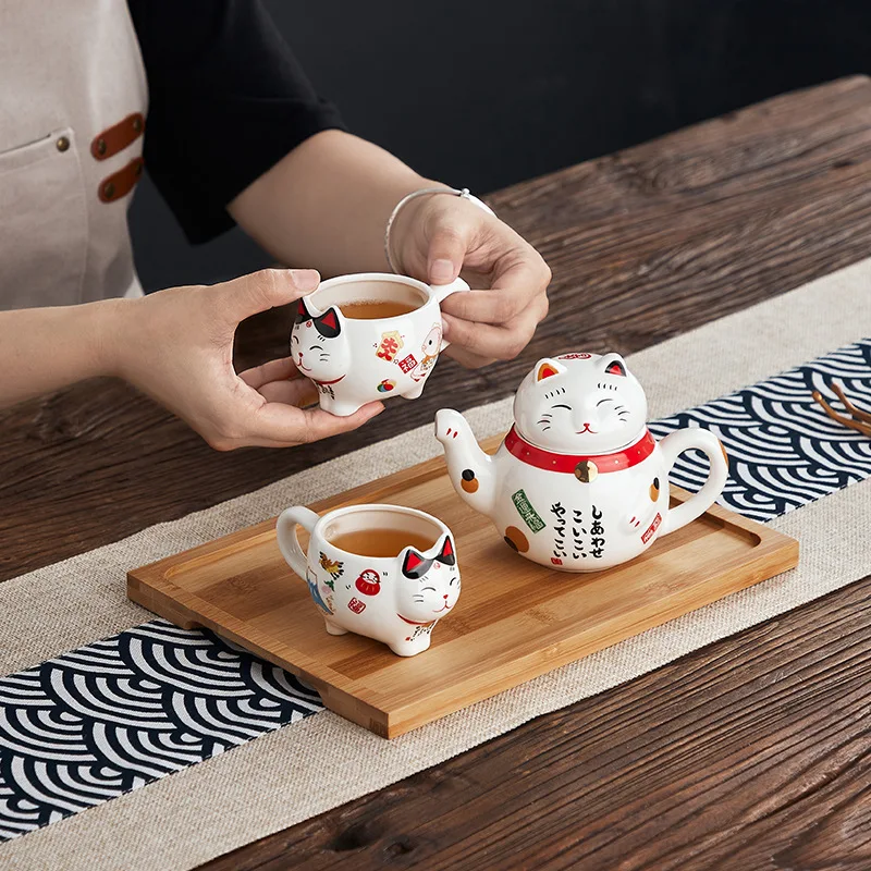 

Cute Japanese Lucky Cat Porcelain Tea Set Creative Maneki Neko Ceramic Tea Cup Pot with Strainer Lovely Plutus Cat Teapot Mug