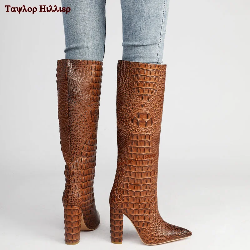 

Женские сапоги до колена, коричневые сапоги с узором под крокодиловую кожу на толстом каблуке, универсальные привлекательные модные сапоги, 45