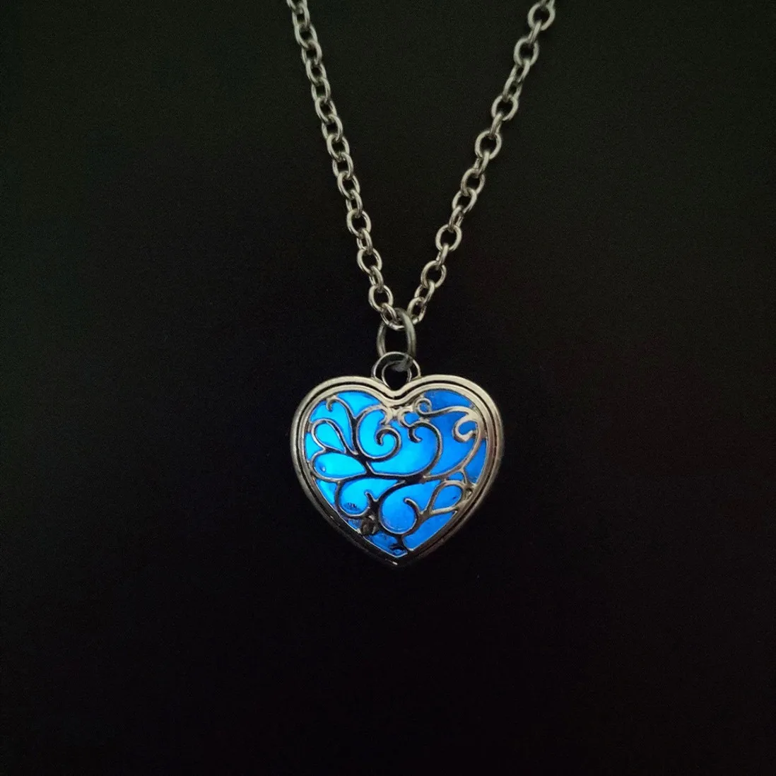 

WANGAIYAO new multicolor hollow-out glow-in-the-dark heart pendant jewelry fashion simple will shine heart clavicle necklace acc