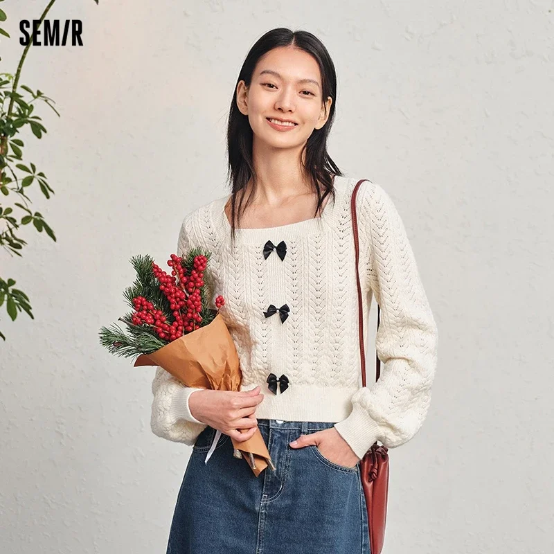 Женский короткий свитер с квадратным вырезом и бантом