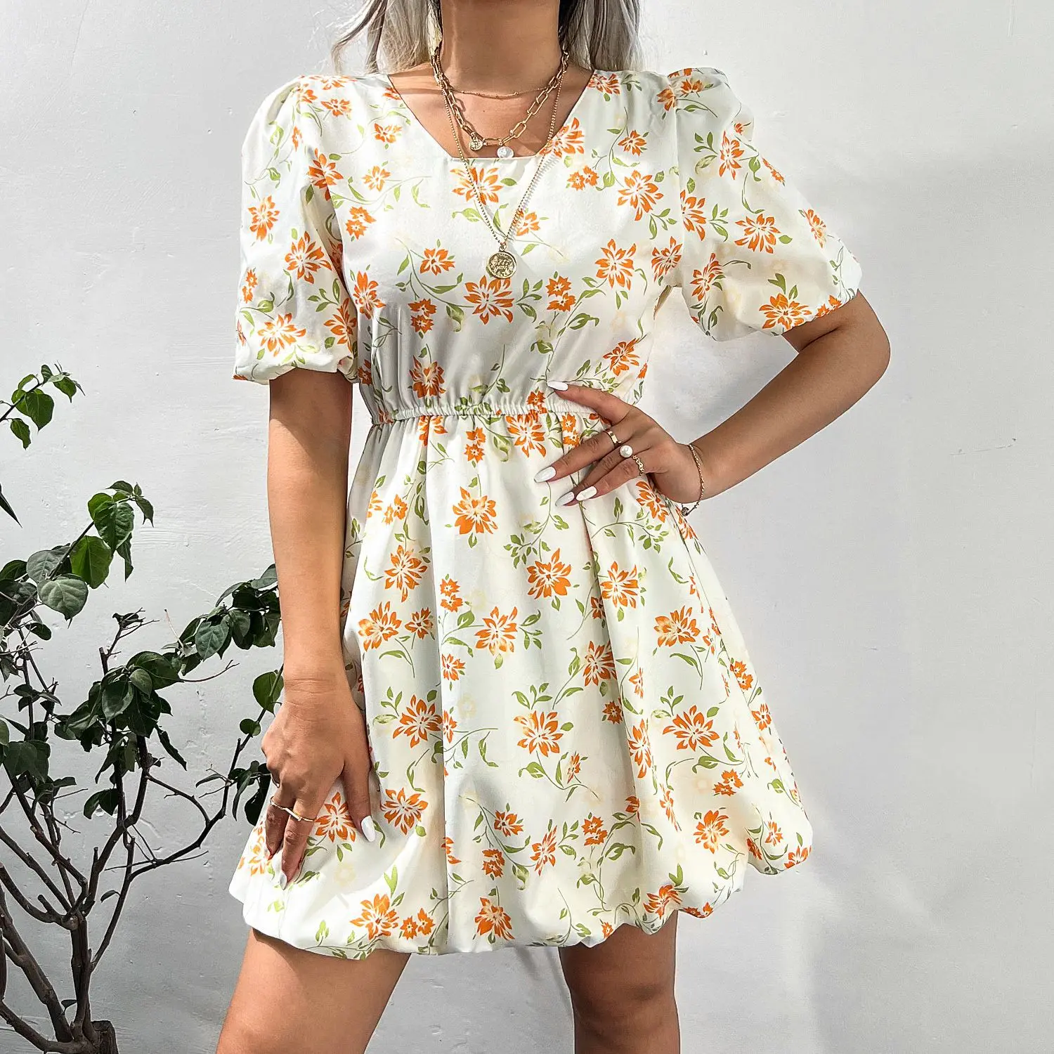 

Платье женское ТРАПЕЦИЕВИДНОЕ с цветочным принтом, V-образным вырезом и рукавами-фонариками