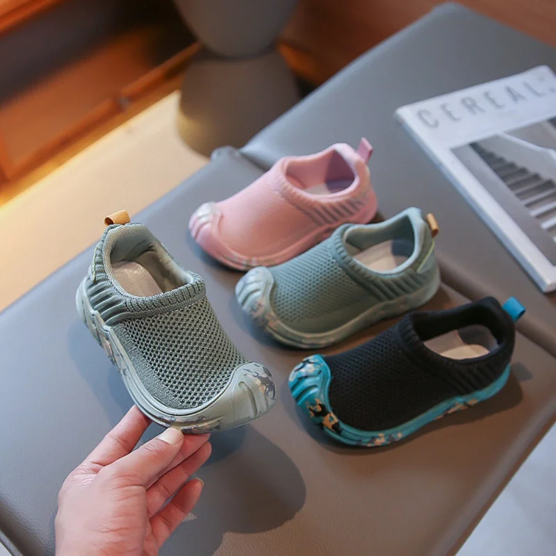 Кроссовки детские из дышащей сетчатой ткани на мягкой подошве