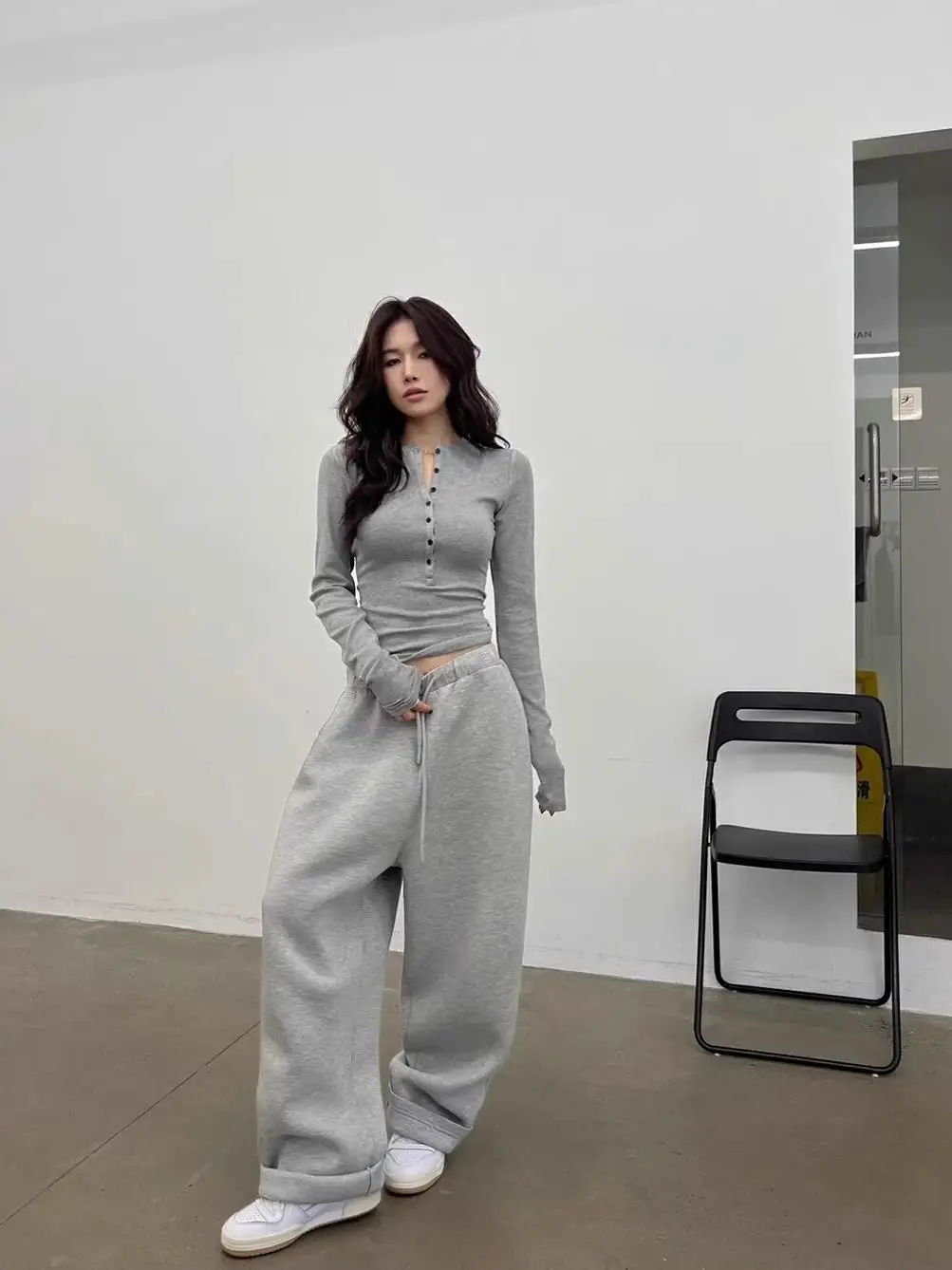 Gyaru Черная нижняя рубашка с v-образным вырезом низким воротником и длинными