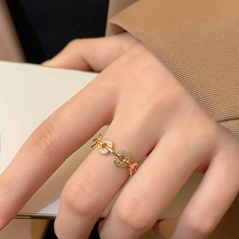 Женское кольцо с геометрическим рисунком цирконом