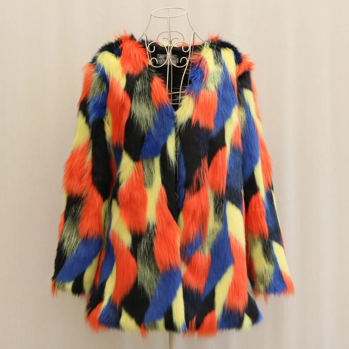 Русский В - воркутник с длинными рукавами это женская зимняя куртка в обтяжку