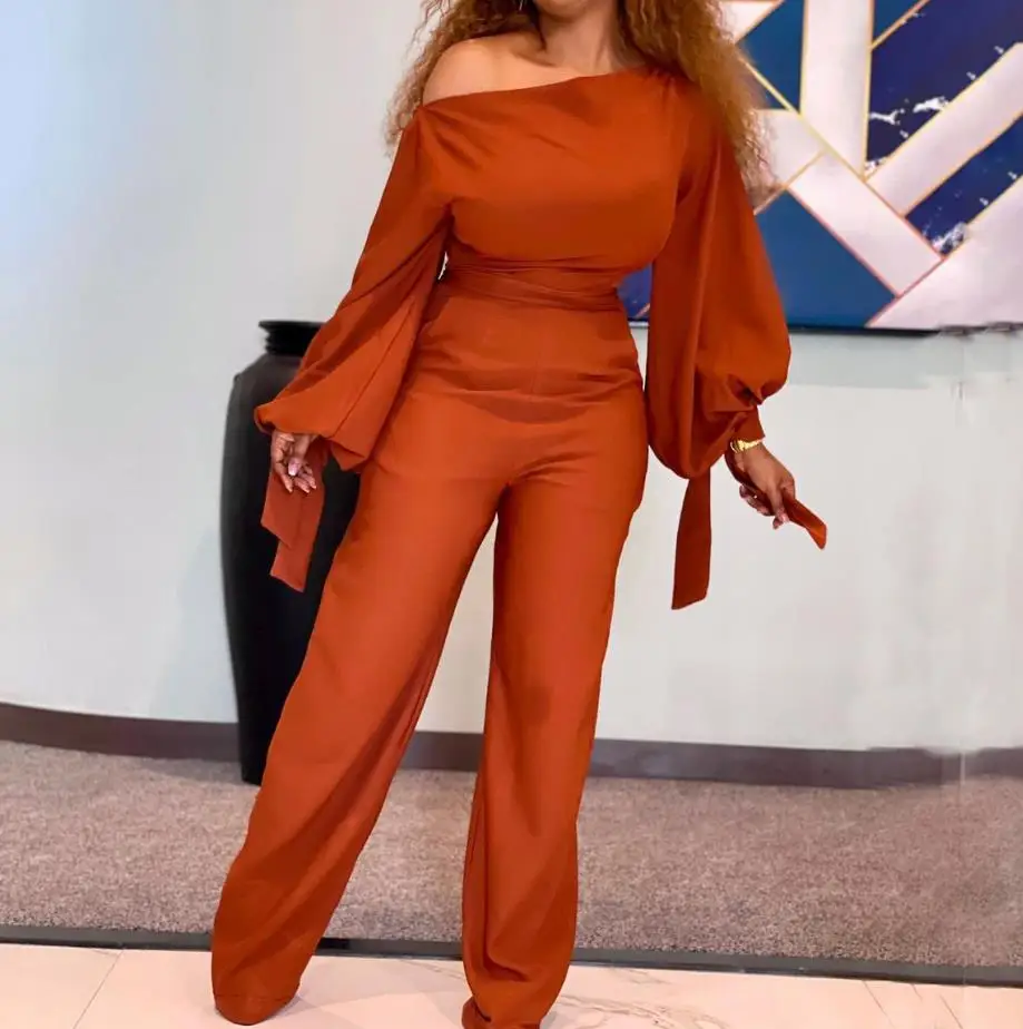 Женский комбинезон с открытыми плечами