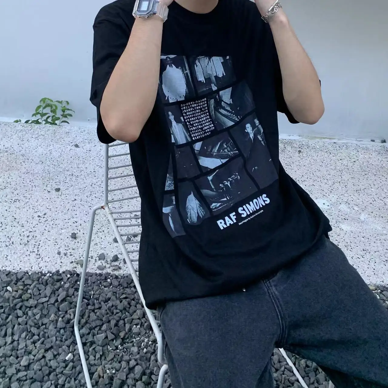 Черная свободная футболка с коротким рукавом принтом