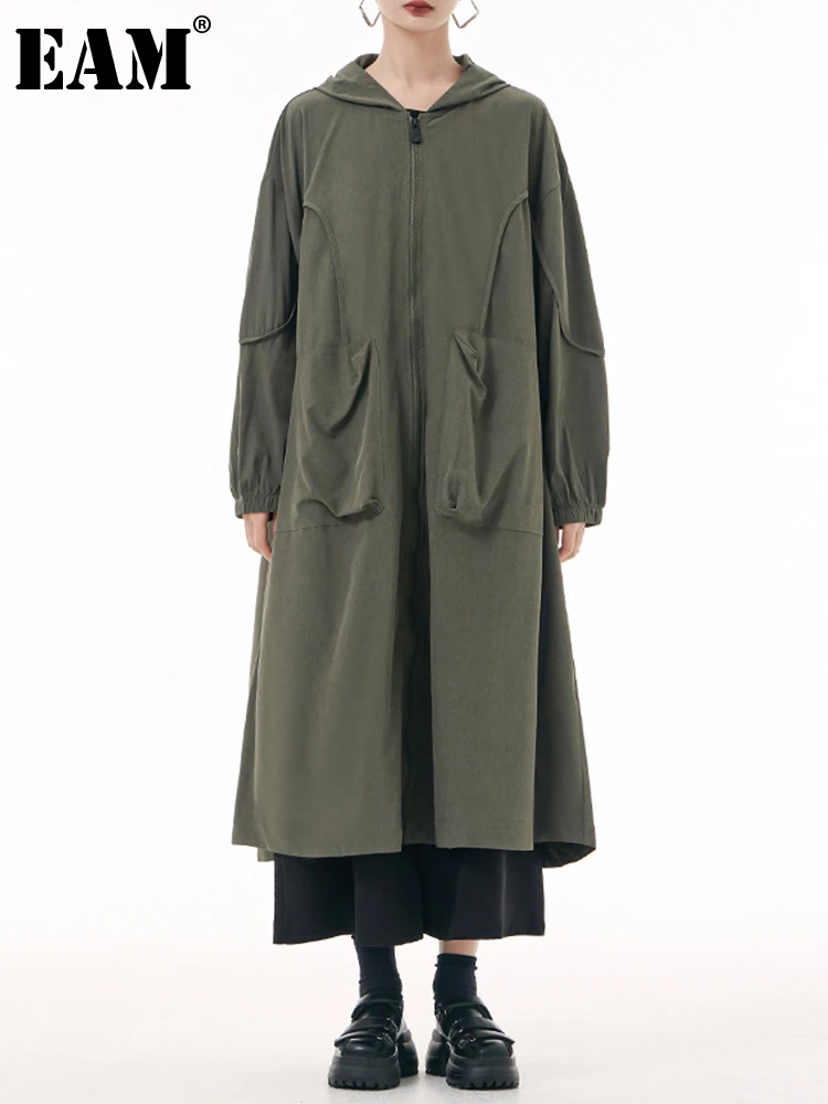 

[EAM] Women Green Pocket Big Size Long Trench New Hooded Long Sleeve Loose Fit Windbreaker Fashion Spring Autumn 2023 1DH0652