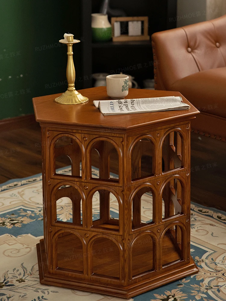 Круглый арочный журнальный столик из массива дерева с вырезными краями