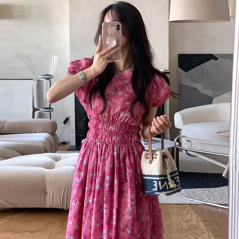 Женское платье-миди с цветочным принтом, круглым вырезом и поясом на резинке